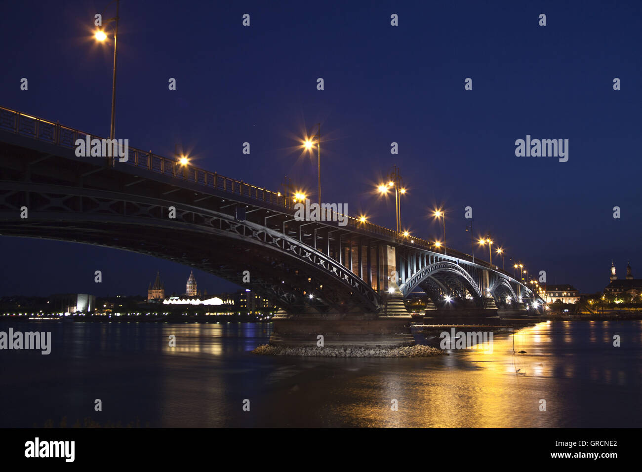 Mainz, blaue Stunde, mit Theodor-Heuss-Brücke und Dom Stockfoto