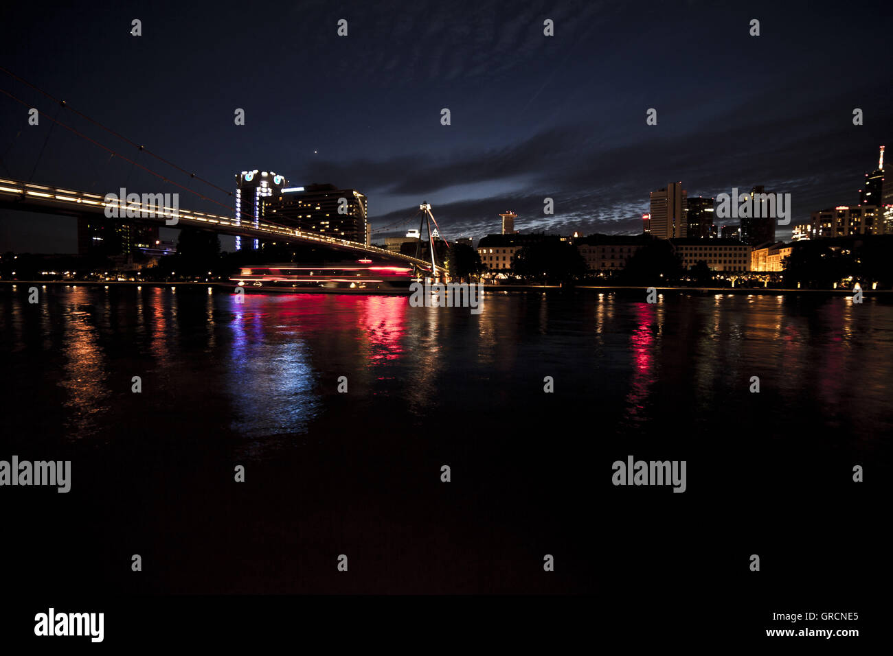 Frankfurt Main in der Nacht mit Holbeinbridge und Spiegelungen im Wasser Stockfoto