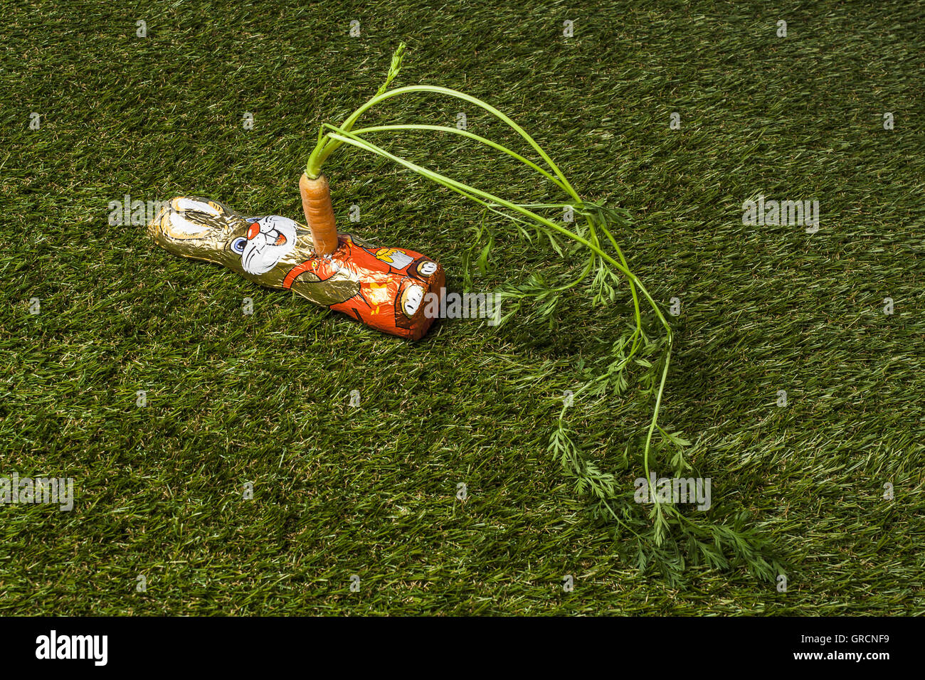 Schoko Osterhase stach mit einer Karotte Stockfoto