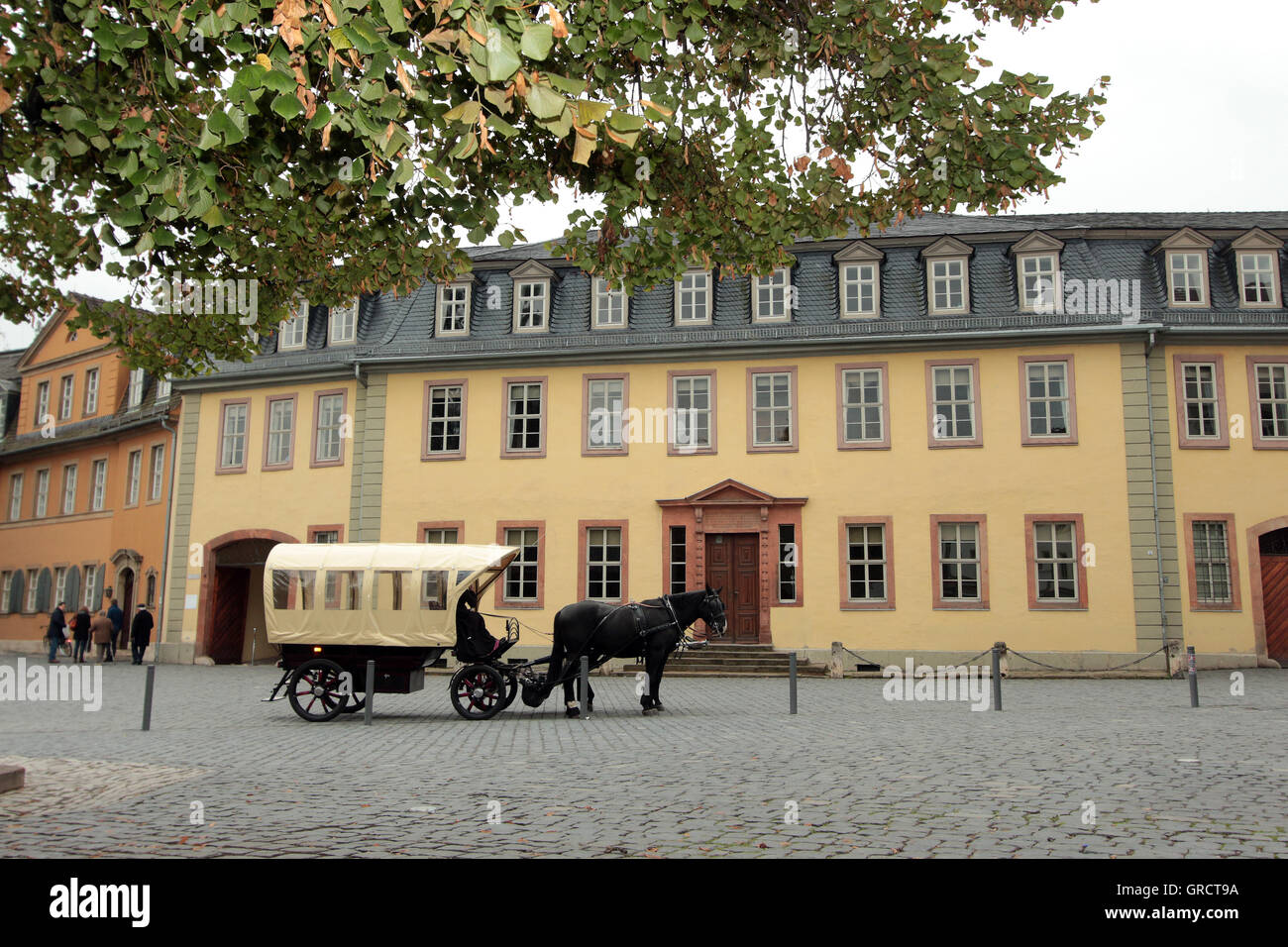 Horse Drawn Carriag warten auf Kunden vor Goethe S ehemalige Haus In Weimar Stockfoto
