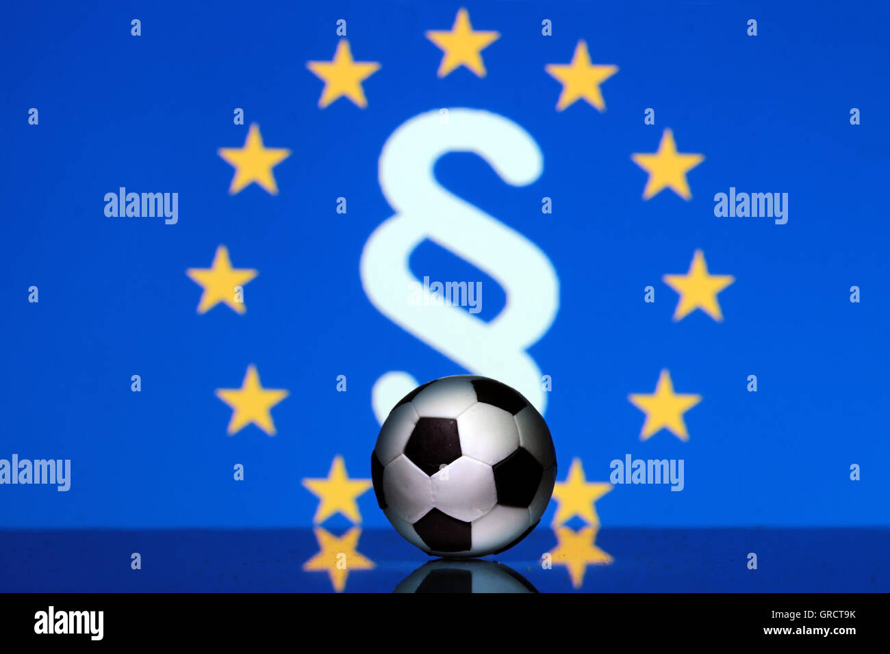 Fußball mit EU-Flagge und Absatz-Zeichen Stockfoto