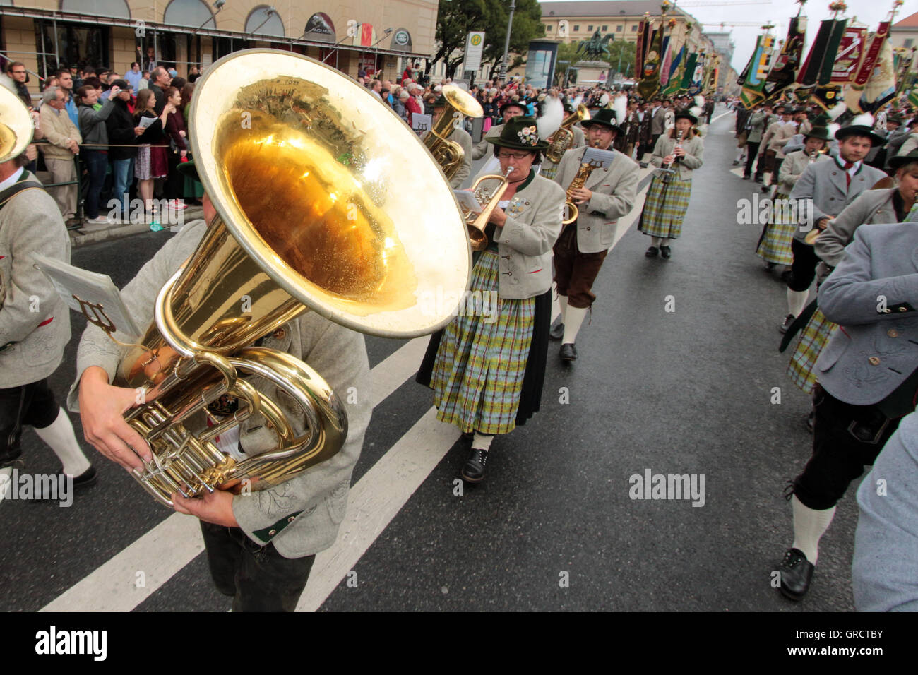 Traditionelle bayerische Messing Musikkorps In München auf dem Oktoberfest Stockfoto
