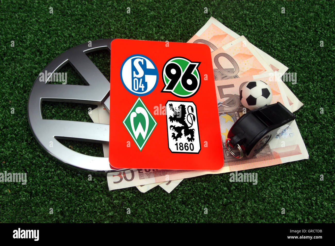 Rote Karte mit Vw Zeichen und Embleme der Bundesliga-Clubs Stockfoto