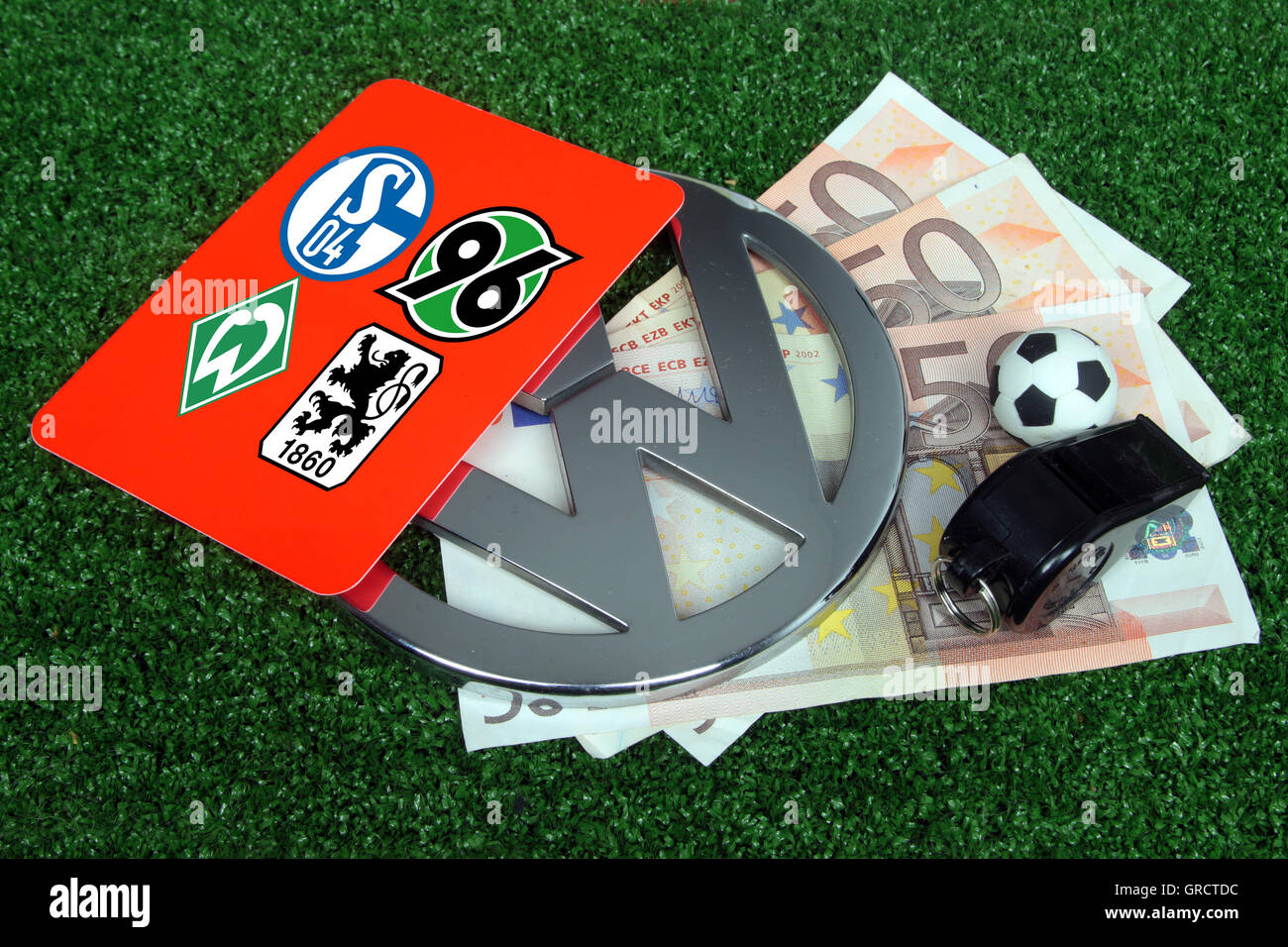 Rote Karte mit Vw Zeichen und Embleme der Bundesliga-Clubs Stockfoto