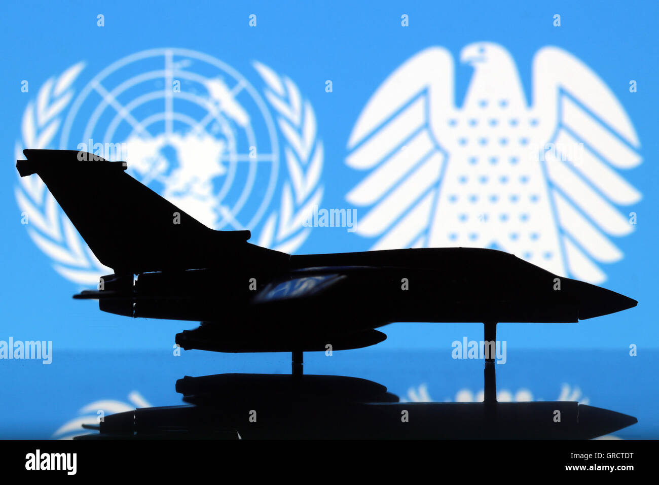 Tornado-Düsenjäger mit Fahnen der Vereinten Nationen UNO und Deutscher Bundestag Stockfoto
