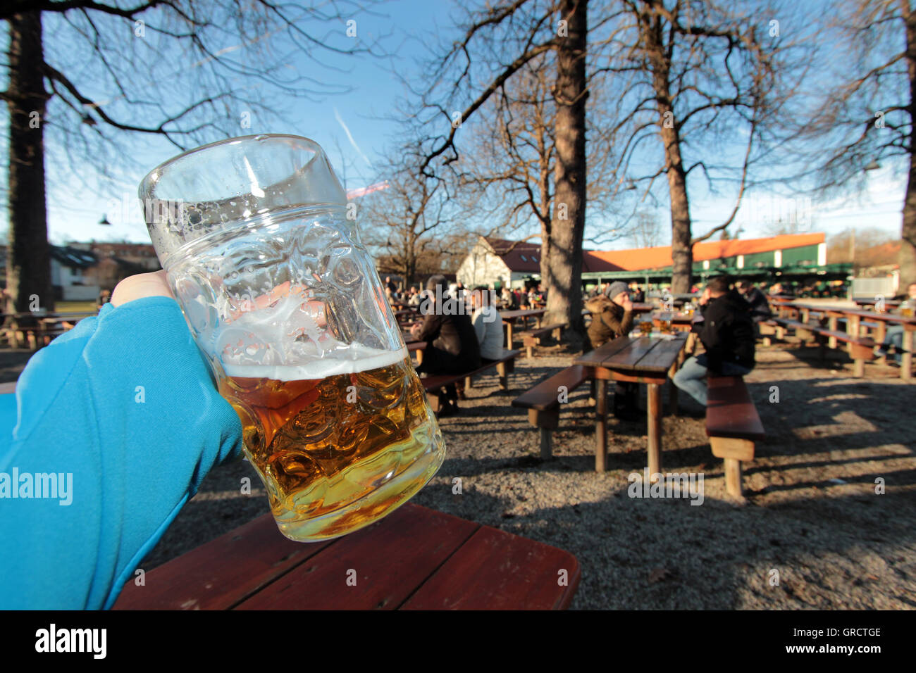 Warme und sonnige Weihnachten Wetter führte zu Zuschauern im Biergarten Hirschgarten In München Stockfoto