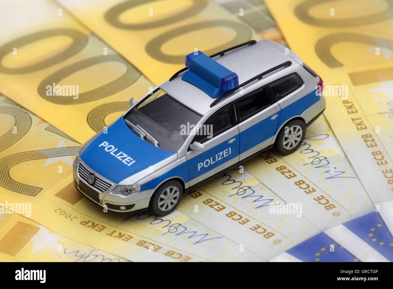 Polizeiauto auf Euro-Scheine Stockfoto