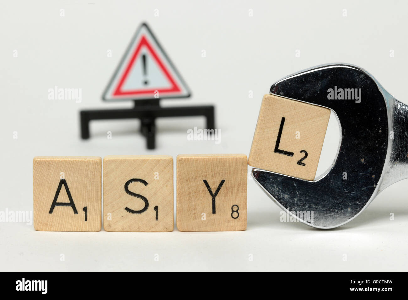 Asylproblem In Deutschland mit Zeichen Aufmerksamkeit Verkehrsbauten Stockfoto