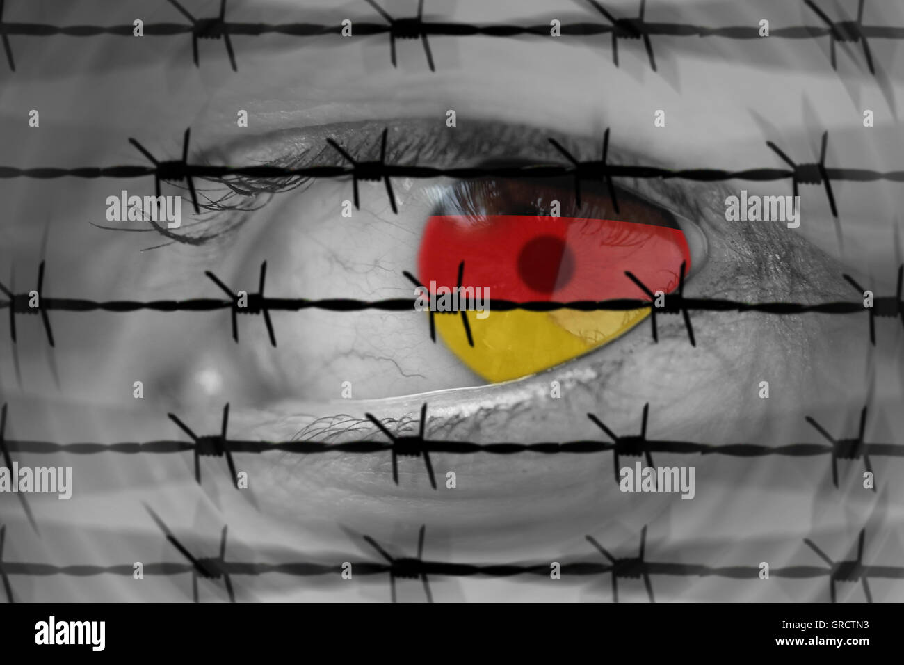 Asylpolitik In Deutschland mit Frau S Auge, Stacheldraht, Draht und deutscher Flagge. Deutschland will Betrag von Flüchtlingen Kappe Stockfoto
