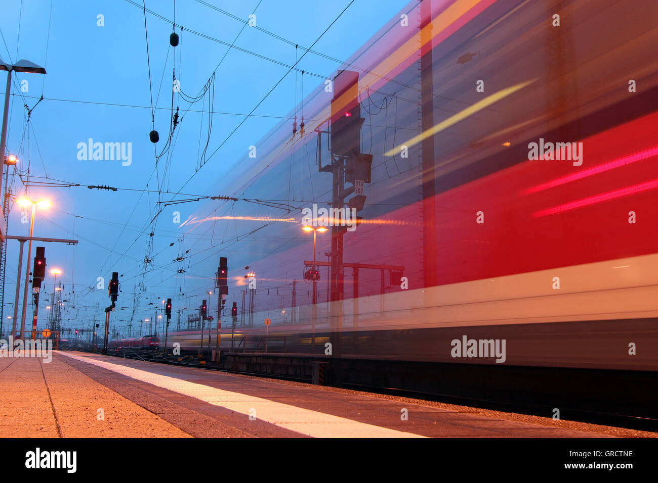 Regionale s-Bahn Frankfurt Hauptbahnhof in der Abenddämmerung verlassen Stockfoto