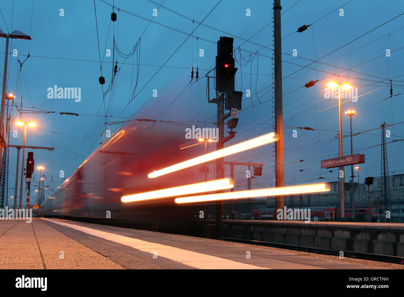 Regionaler Pendler Trainarriving Frankfurt Hauptbahnhof in der Abenddämmerung Stockfoto
