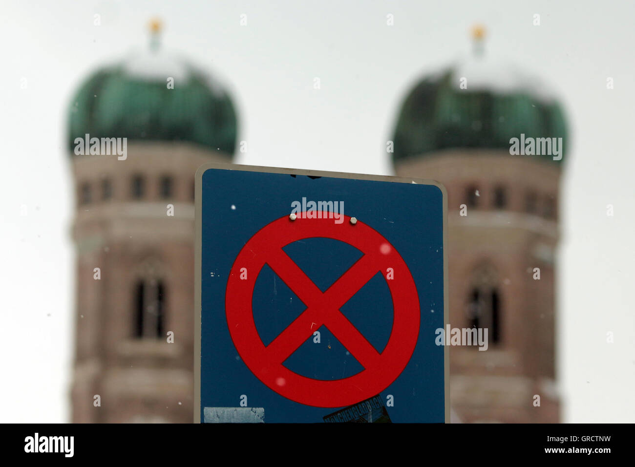 Der Mangel an Parkplätzen In München Verkehrszeichen Halteverbot mit Wahrzeichen Frauenkirche Stockfoto