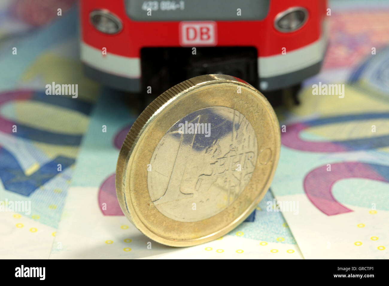 Bahn Ticket Tarife Erhöhung regionale s-Bahn mit Euro-Scheine und Münzen Stockfoto