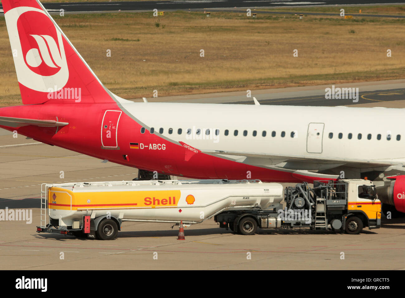 Airberlin Airbus mit der Registrierung D-Abcg mit Kraftstoff-LKW am Flughafen Berlin-Tegel Txl Stockfoto