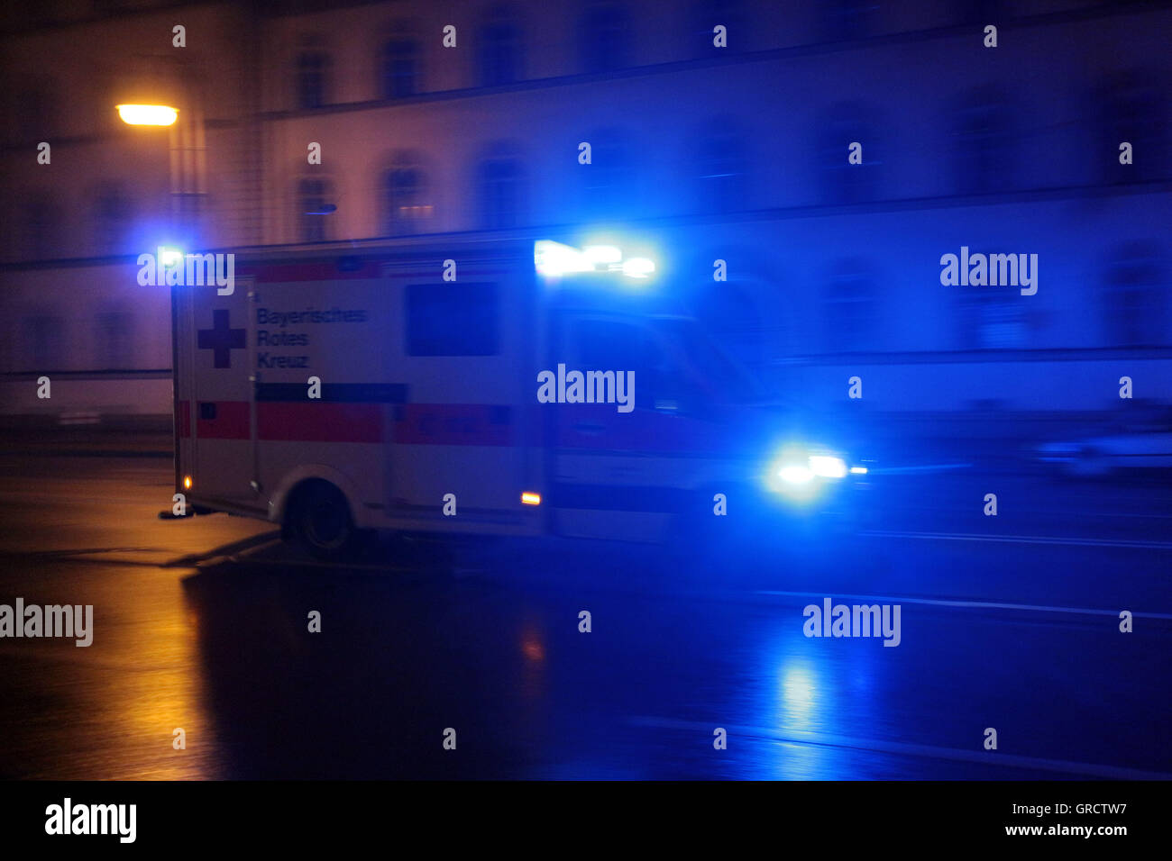 Bayerische Rote Kreuz Krankenwagen In München In Betrieb Stockfoto