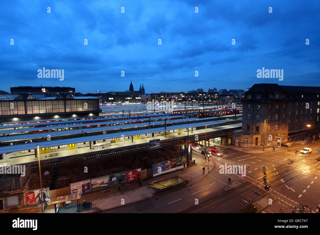 Arnulf-Straße mit Tunnel und München Hauptbahnhof Stockfoto