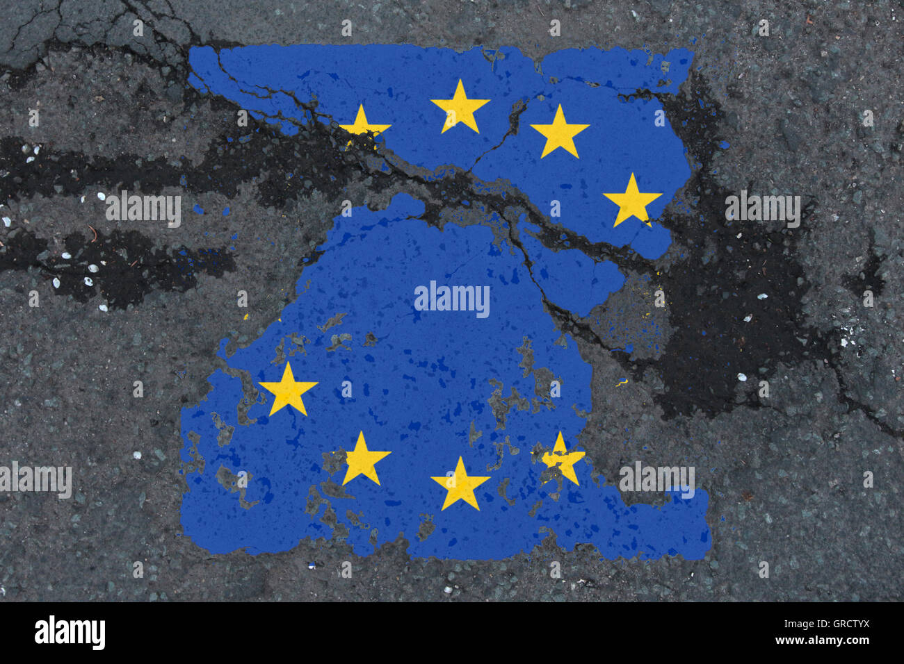 EU-Krise mit EU-Flagge erodieren Stockfoto