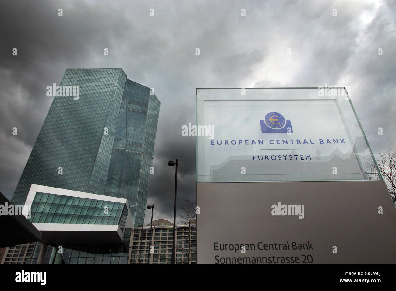 EZB-Europäische Zentralbank mit dunklen Wolken Stockfoto
