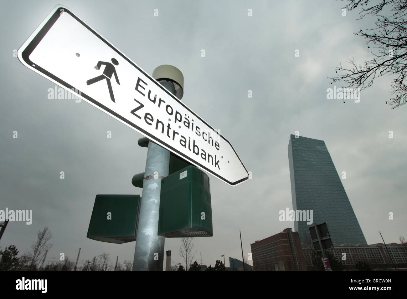 EZB-Europäische Zentralbank mit dunklen Wolken Stockfoto