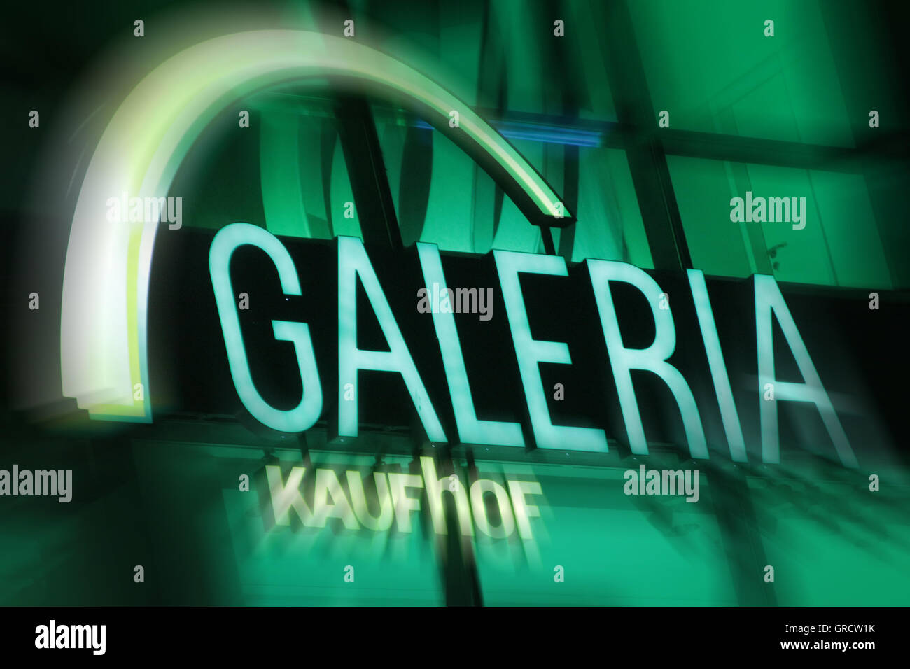 Beleuchtete Galeria Kaufhof Zeichen Stockfoto