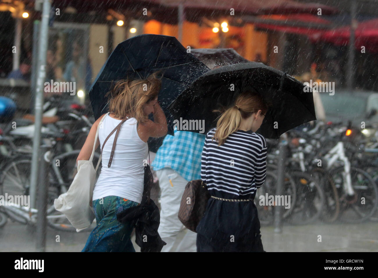 Frauen mit Schirm bei starkem Regen Stockfoto