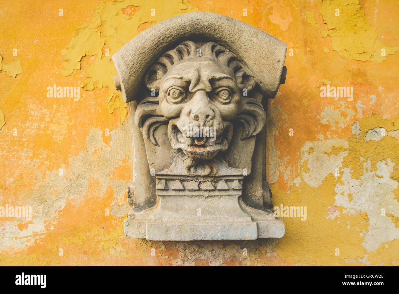 Alte Skulptur von einem Monster Gesicht Stockfoto