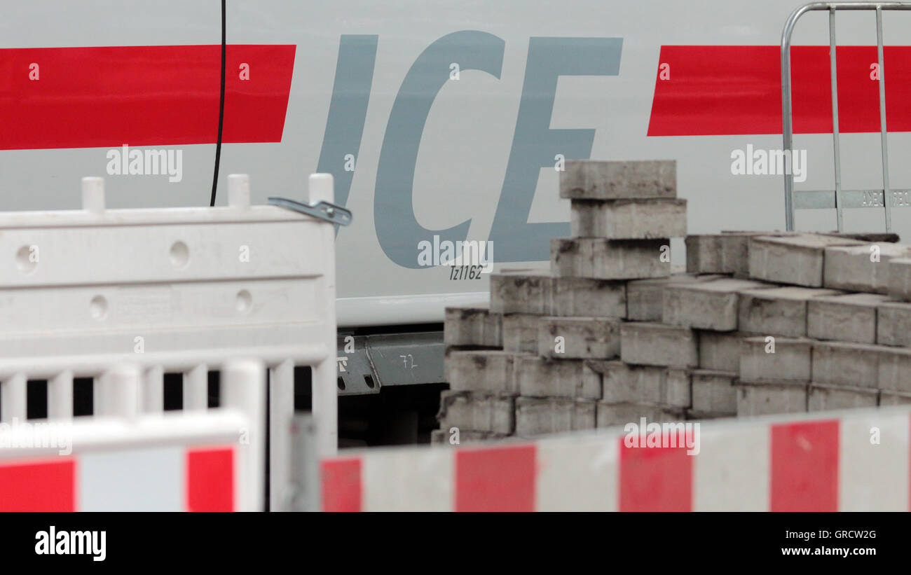 High-Speed Long Distance Train Ice mit Protecctive Gitter Stockfoto