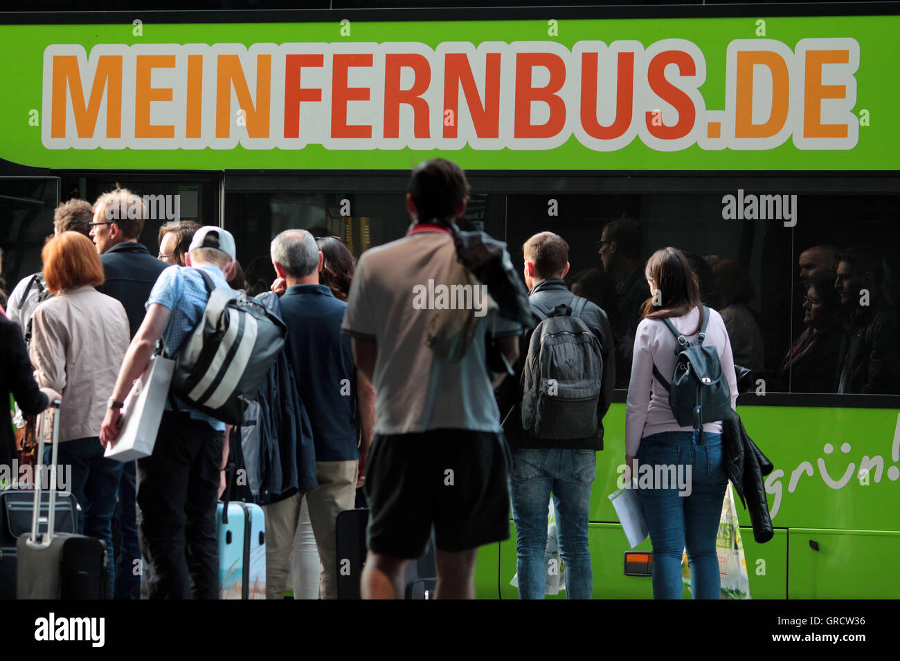 Long Distance Bus Meinfernbus mit Silhouetten des Wartens Reisende In München Stockfoto