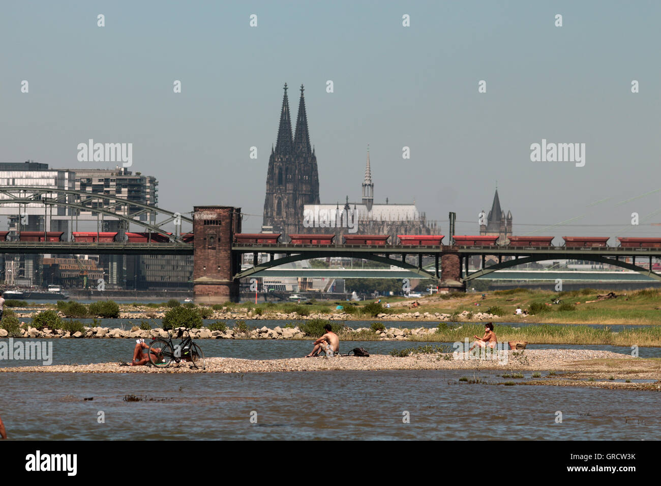 Heißen Sommertag am Rheinufer mit Kölner Dom Stockfoto