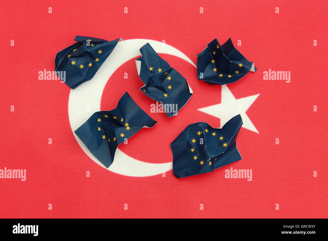 EU-Flagge auf türkische Flagge zerrissen Stockfoto