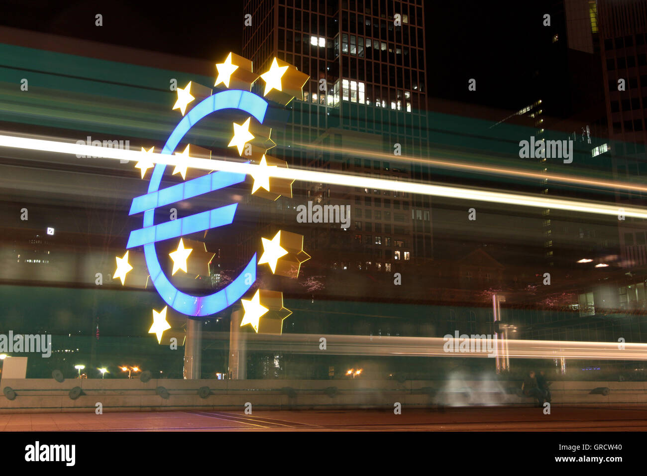 Euro-Symbol mit leichten Spuren der vorbeifahrenden Straßenbahn Stockfoto