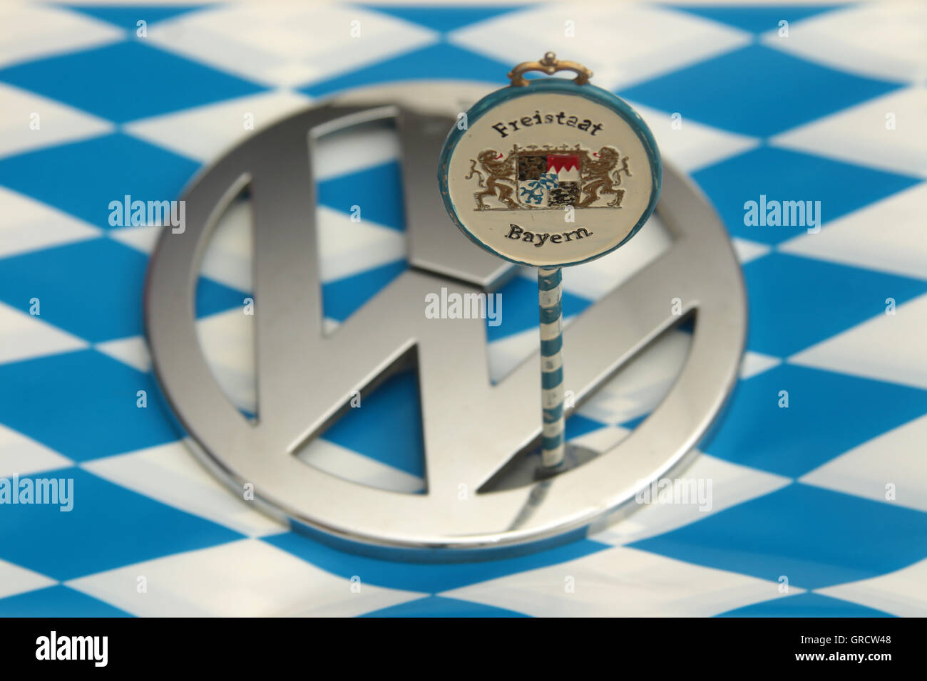 VW-Emblem auf bayerische Flagge Stockfoto