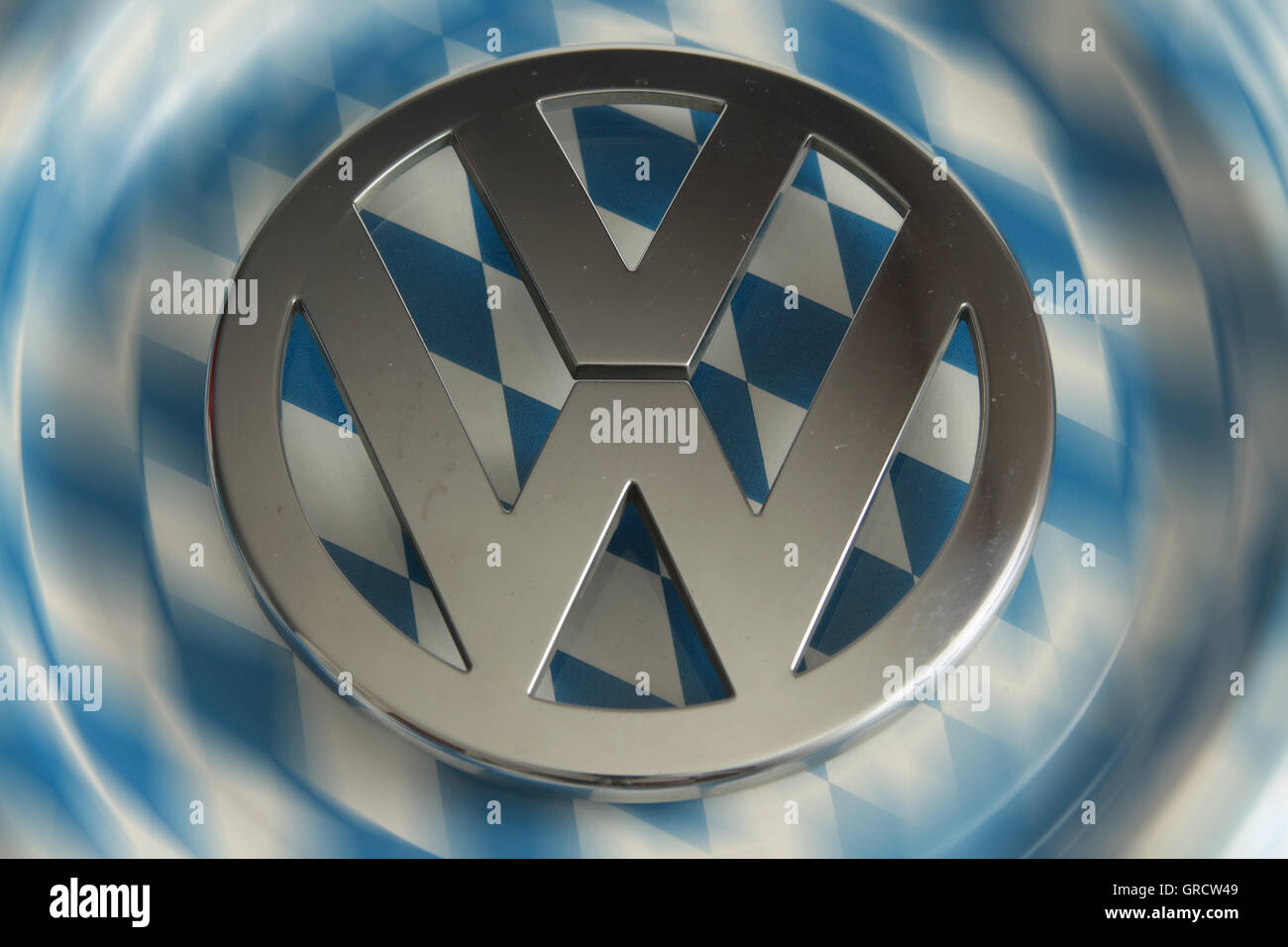 VW-Emblem auf bayerische Flagge Stockfoto