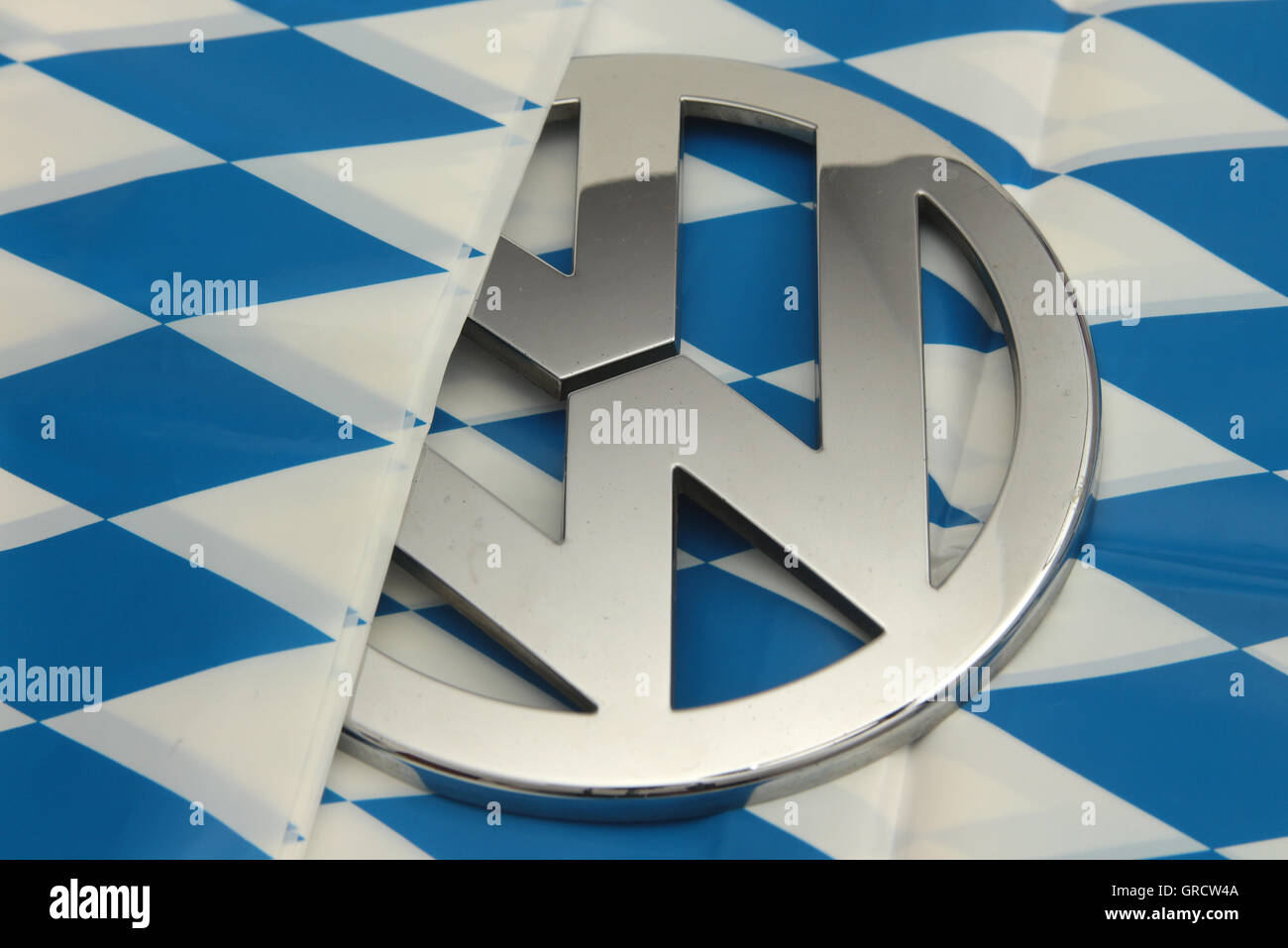 VW-Emblem auf bayerische Flagge Stockfoto