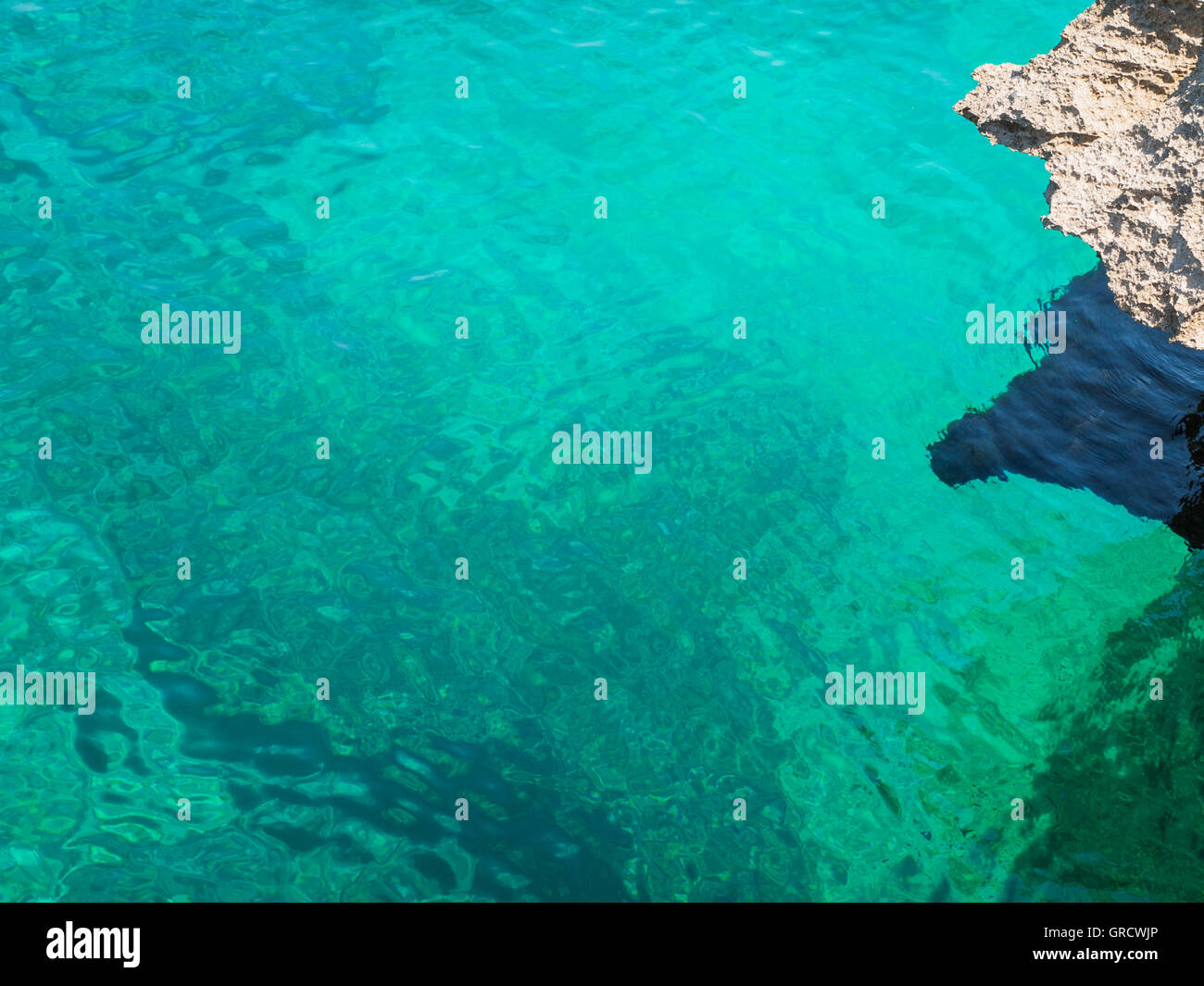 Türkis Meer Wasser mit Rock Stockfoto