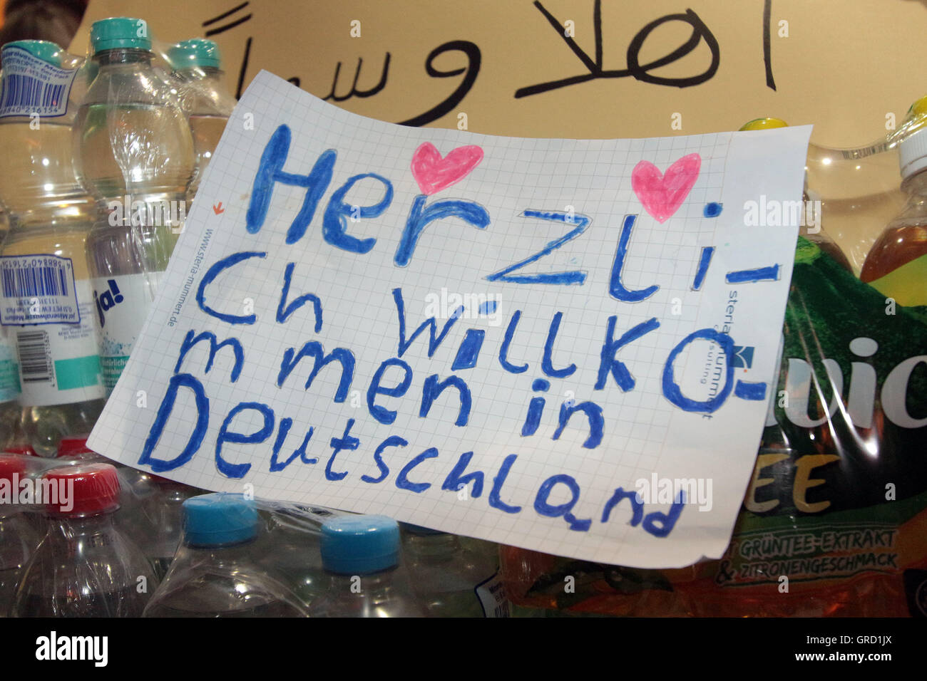 Zeichen lesen Flüchtlinge willkommen in Deutschland am Bahnhof Frankfurt Centra Stockfoto