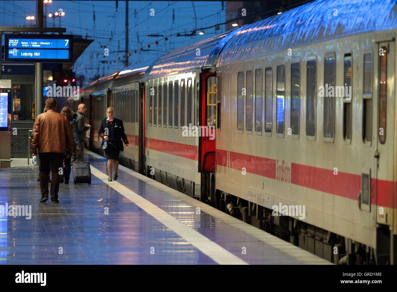 Train Attendant Clearing eine Langdistanz Zug Ic an Central Railway Station Frankfurt am Abend Stockfoto