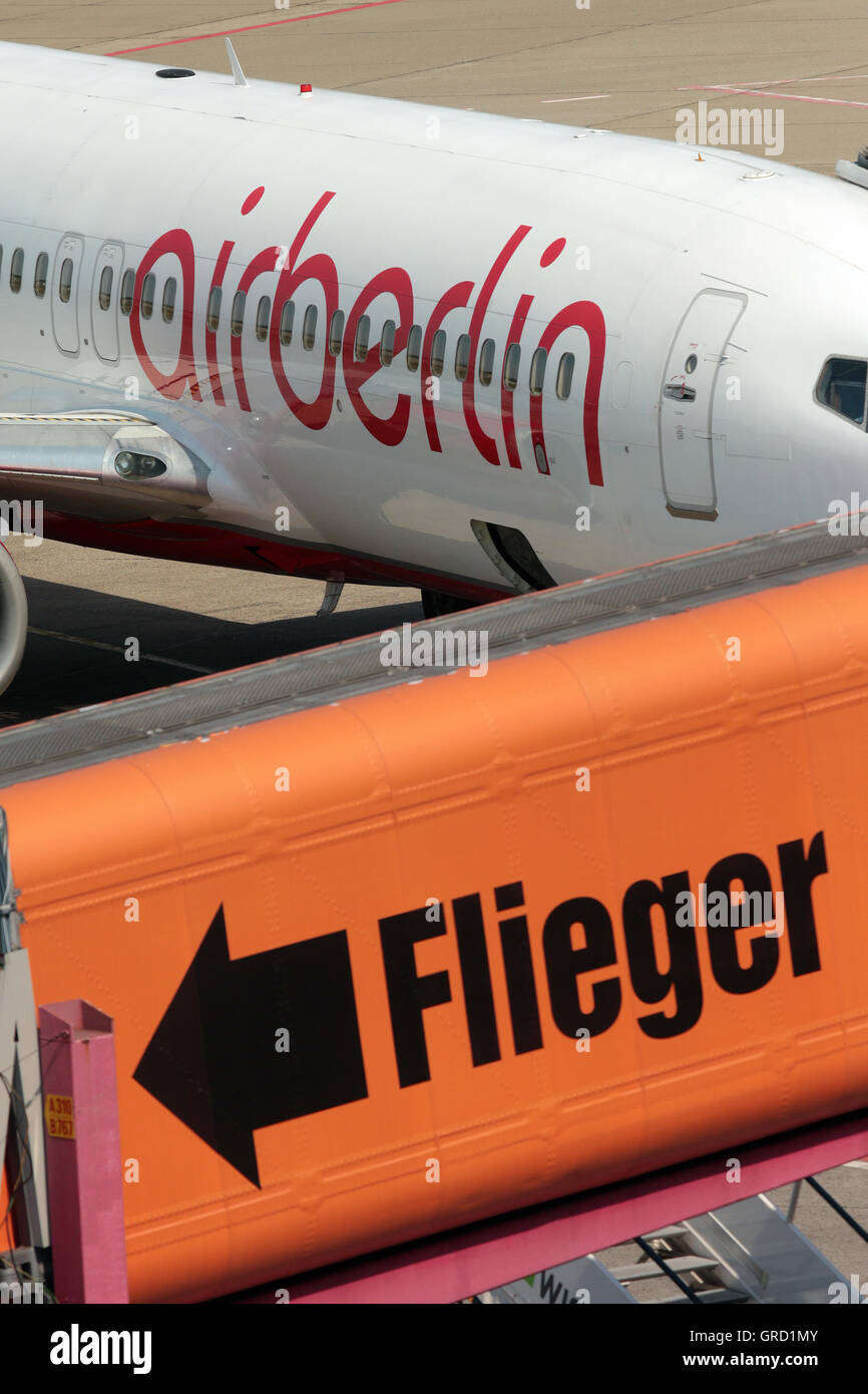 Airberlin-Flugzeug am Gate am Flughafen Tegel, Berlin Stockfoto