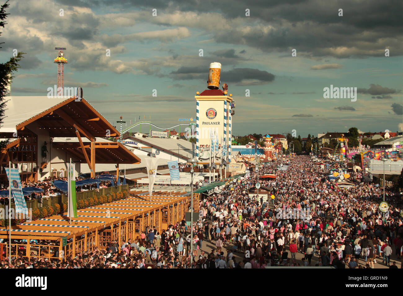 Riesige Menschenmenge Besuch Oktoberfest Stockfoto
