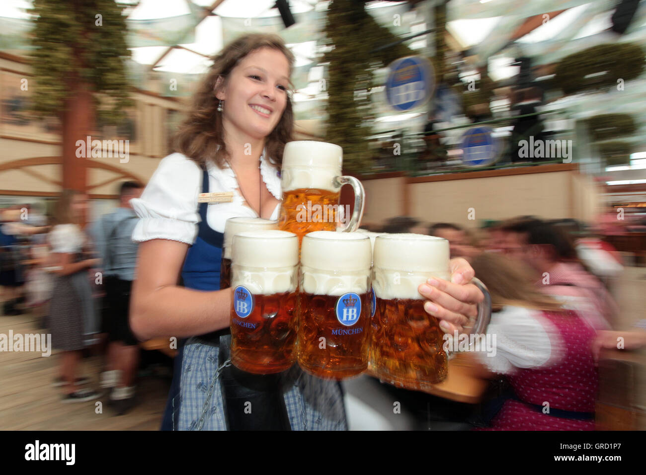 Kellnerin mit Bierfässer auf dem Oktoberfest Stockfoto