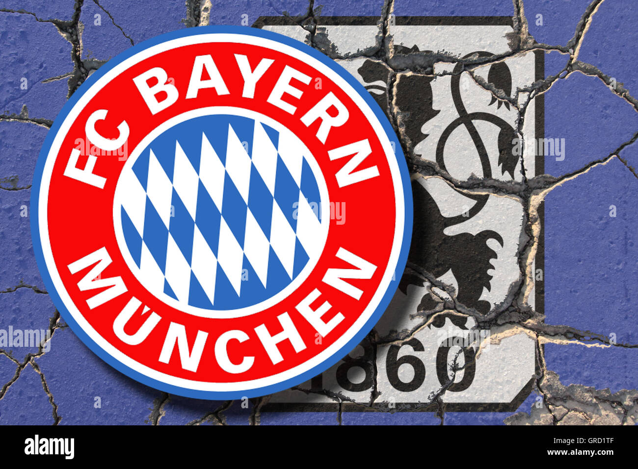 Zeichen von 1860 München zum erodieren Pflaster mit großen Emblem des mächtigen Fc Bayern München Stockfoto