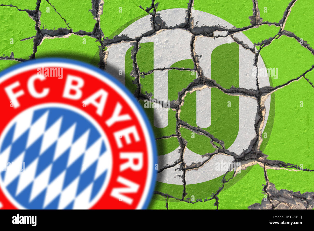 Zeichen des Vfl Wolfsburg auf erodieren Pflaster mit Logo des mächtigen Fc Bayern Stockfoto