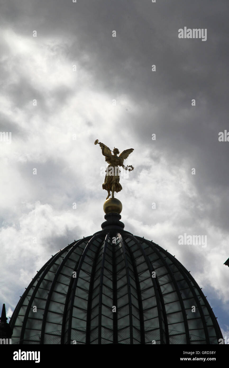 Dunkle Wolken über Dresden Stockfoto