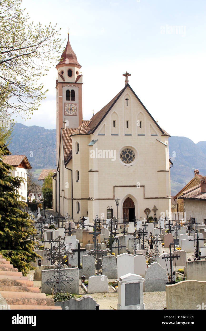 Friedhof in Dorf Tirol Stockfoto