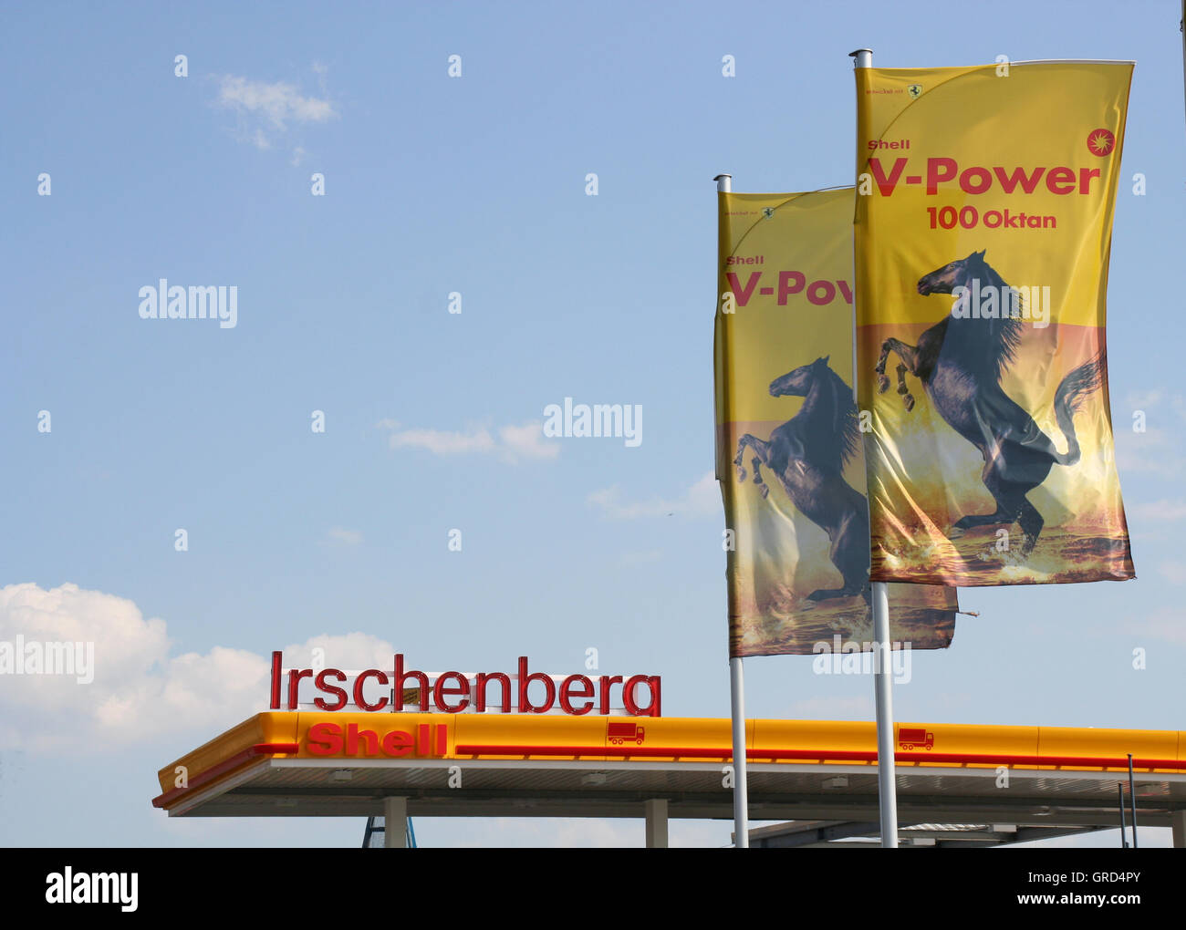 Wehende Fahnen an der Shell-Tankstelle am Irschenberg Stockfoto