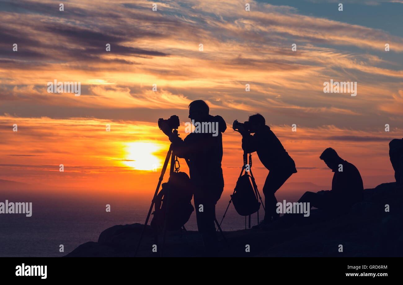 Eine Gruppe von Fotografen auf der Klippe Sonnenuntergang fotografieren Stockfoto