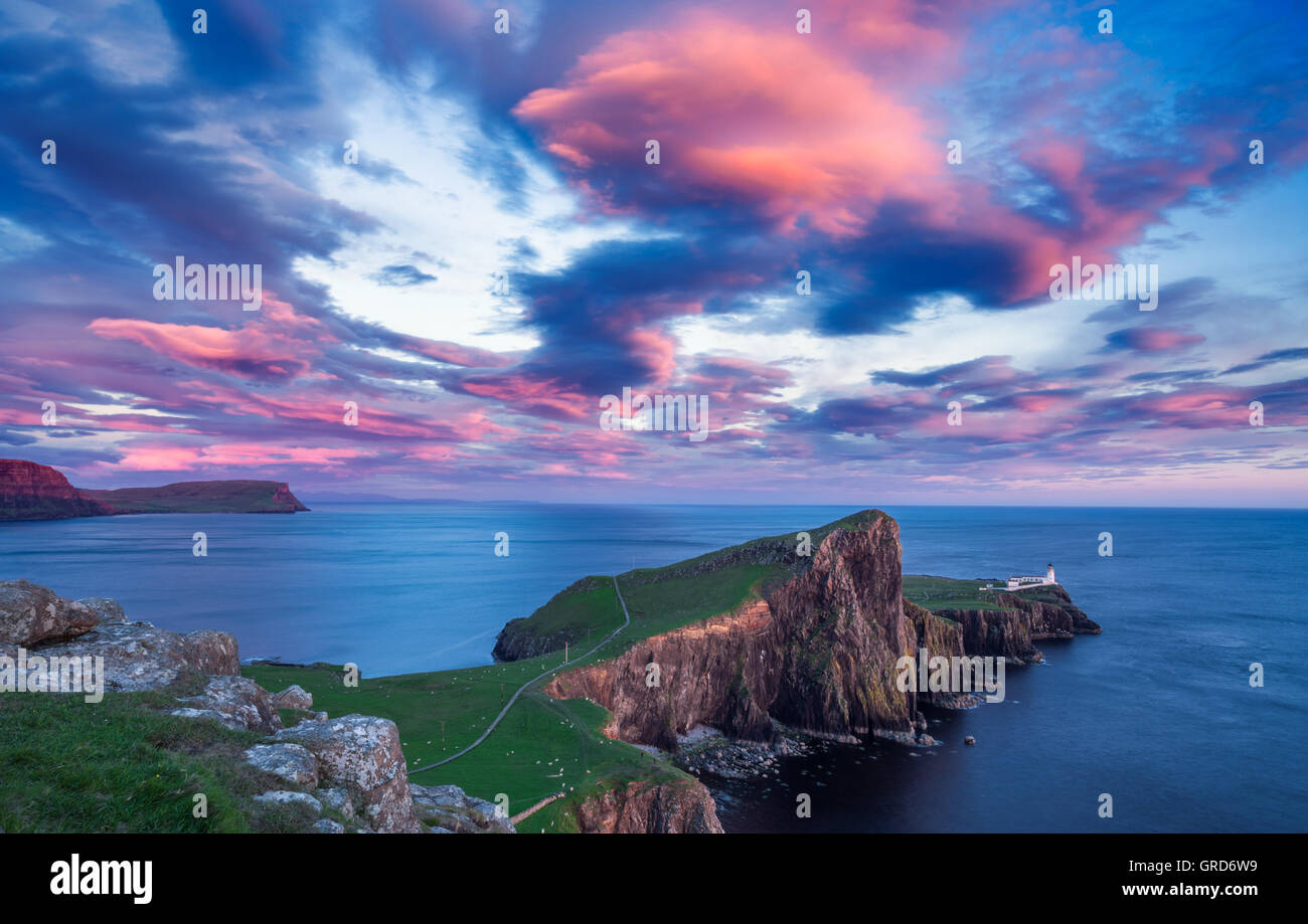 Spektakulären roten Sonnenuntergang Wolken über landschaftlich Point Leuchtturm auf der Insel Skye in Schottland Stockfoto