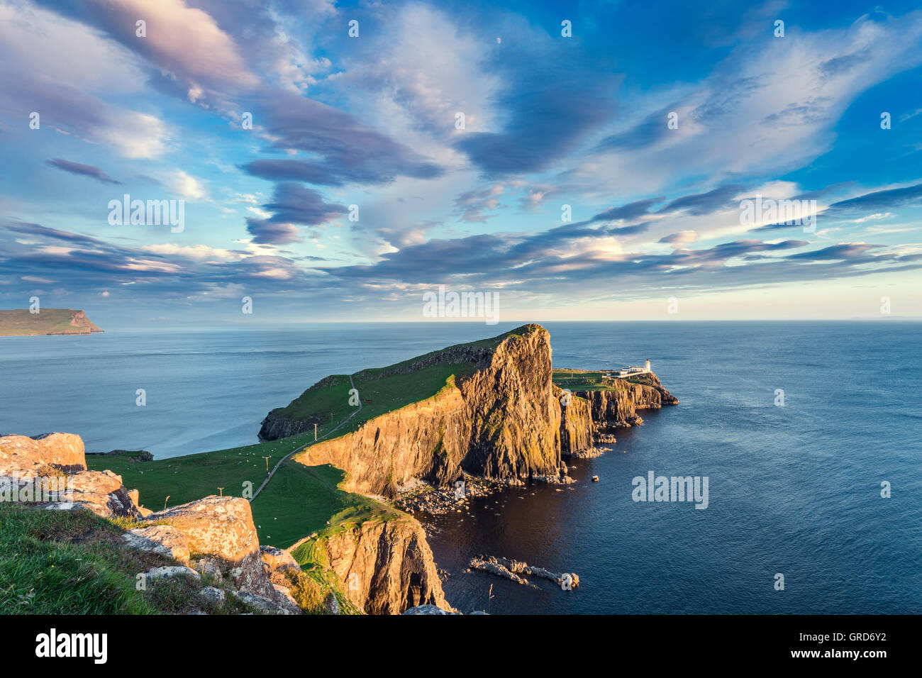 Farbenfrohen Sonnenuntergang Wolken über landschaftlich Point Lighthouse, beliebter Ort auf der Isle Of Skye in Schottland Stockfoto