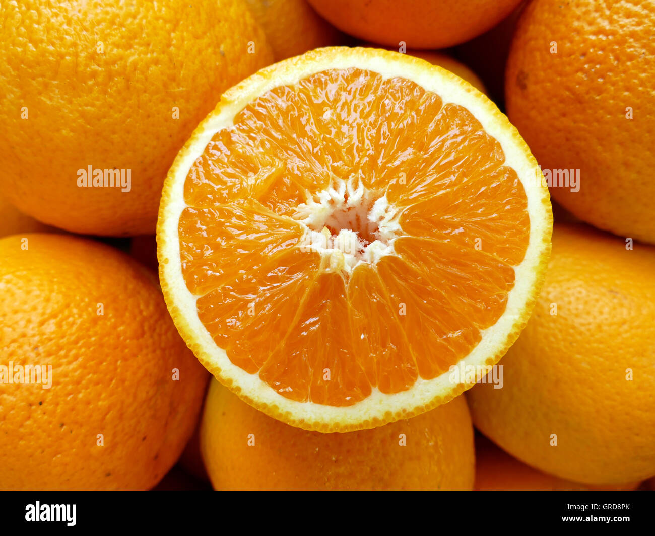 Orangen und halbierte Früchte Stockfoto
