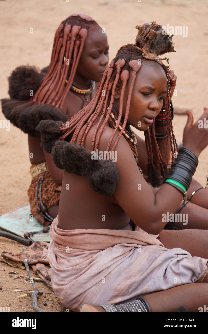 Himba-Frauen mit Schmuck und Haarschmuck, Namibia Stockfotografie - Alamy